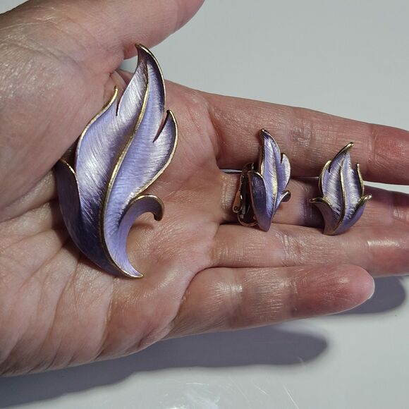 Vintage Jonette Jewelry Gold Tone Purple Enamel Brooch & Clip On Earrings Set - Picture 1 of 11